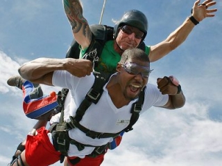 Andrew Bynum skydiving
